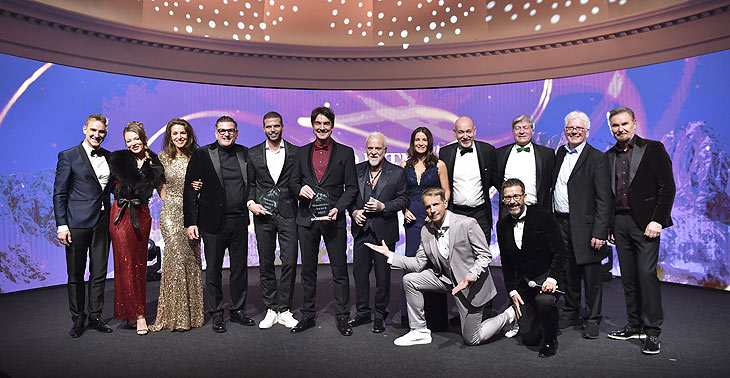 Abschlussbild mit Christian Vosseler, Marc Peine, Oliver Pocher, Matze Knop, Nino de Angelo, Thomas Stein, Sandra Zanetti beim &bdquo;2. Kinderlachen Christmas Gala&ldquo; im Hotel Grand Tirolia in Kitzb&uuml;hel am 20.12.2025&nbsp; &copy;Foto: BrauerPhotos / Goran Nitschke